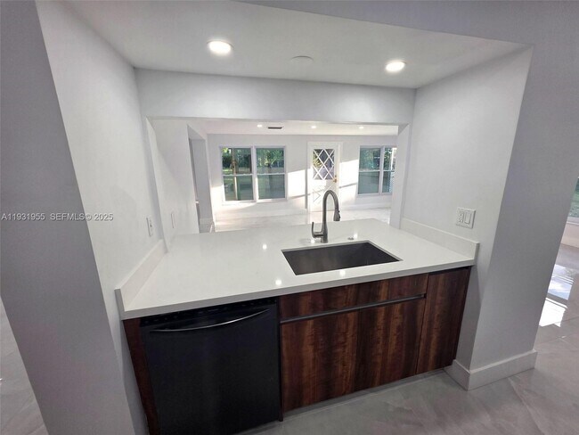 Building Photo - 5095 SW 73rd Ave