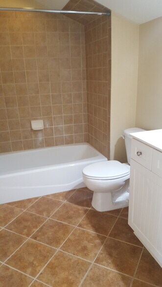 Full Bath off Bedroom/Bonus Room - 1133 N Blount St