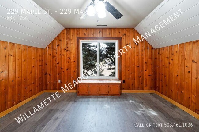 Building Photo - 229 NE Maple St