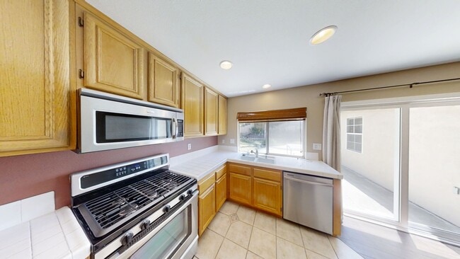 Building Photo - Beautiful 4 Bedroom 2 Bathroom House in Be...