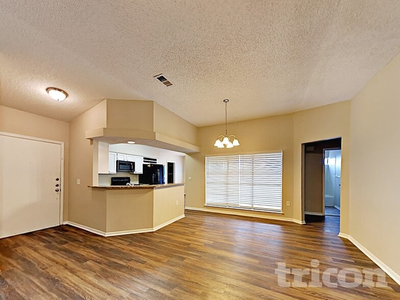 Building Photo - 6839 Raintree Forest