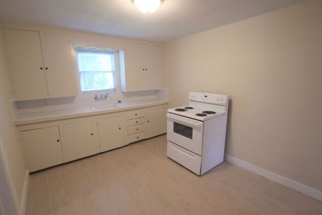 Building Photo - Cozy 2 Bedroom, 1 Bath Garage Apartment in...