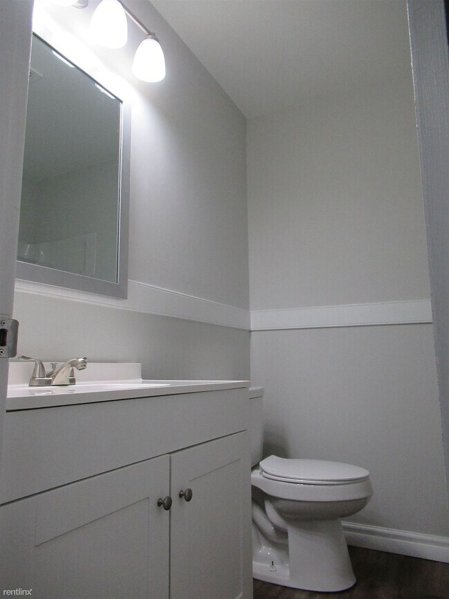 Building Photo - 2 br, 1.5 bath Townhome - 611 E 11th St Pi...