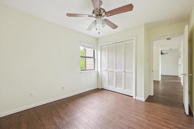 Building Photo - 1510 W N Loop Blvd
