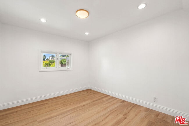Building Photo - 717 Alta Dr
