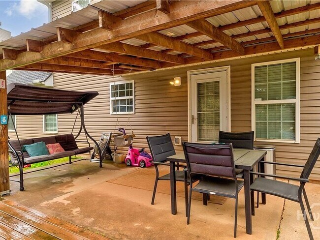 Building Photo - Beautiful 3BR/3BA Home with Private Pool in Commerce