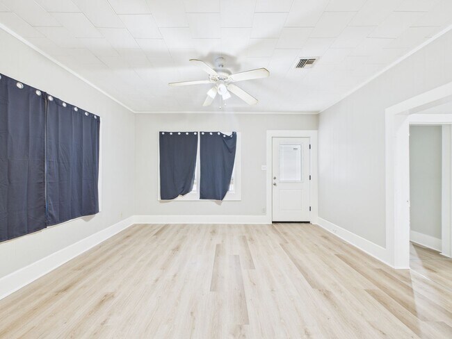 Building Photo - Adorable 3 bed, 1 bath home available in S...