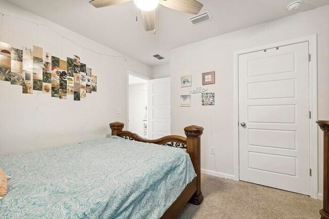 Building Photo - Updated and Move In Ready 4/2 in Cantonment