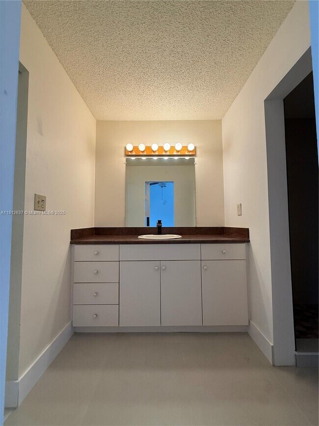 Building Photo - 14293 Kendale Lakes Cir