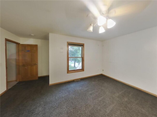 Building Photo - 8915 Umbria Pl N