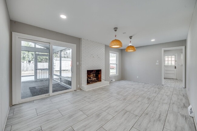 Building Photo - "Charming 3-Bedroom Home with pool in Rock Hill!"