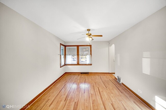 Building Photo - 3 Bed 2 Bath is West Elsdon neighborhood o...