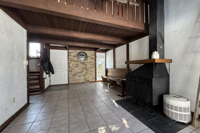 Building Photo - Central Ames Home Available Now