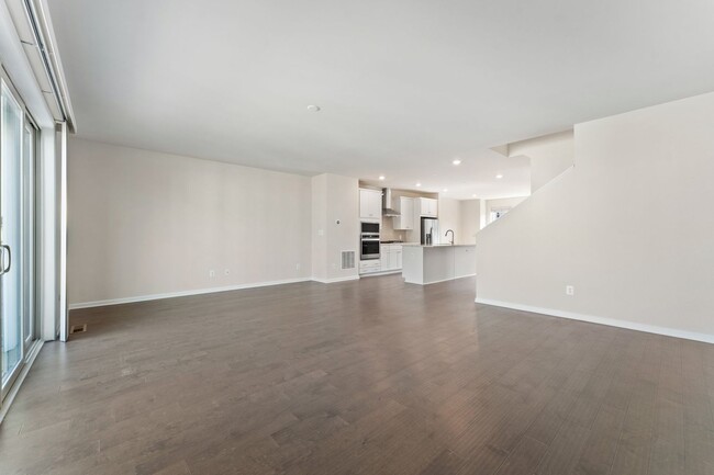 Building Photo - Large 4 bed 3 1/2 bath end unit in sought ...