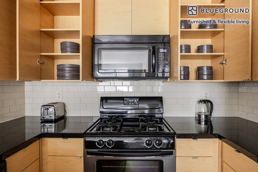 Building Photo - 13603 Marina Pointe Dr