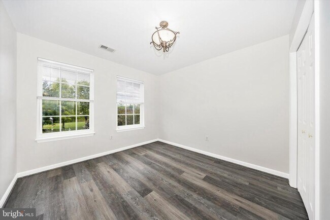 Building Photo - 4960 Clarendon Terrace