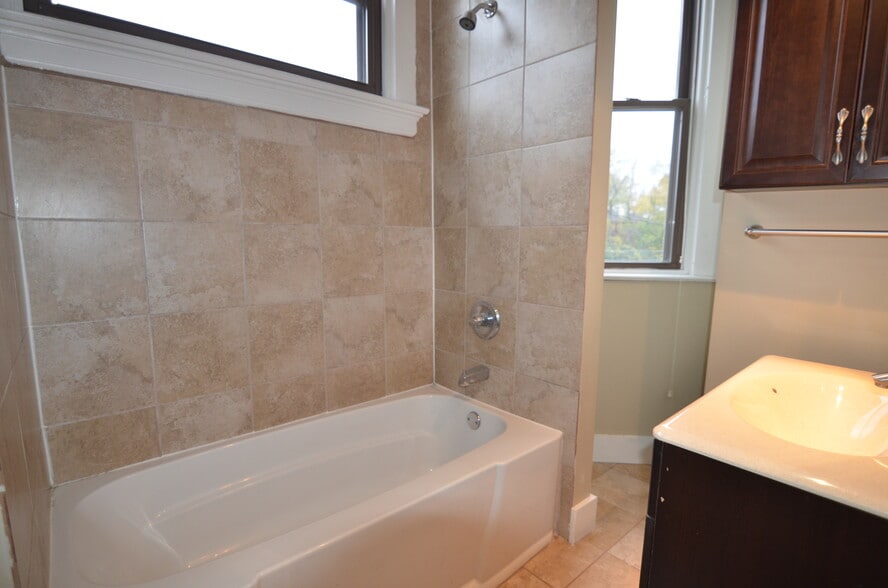 Building Photo - 2352 Kemper Ln