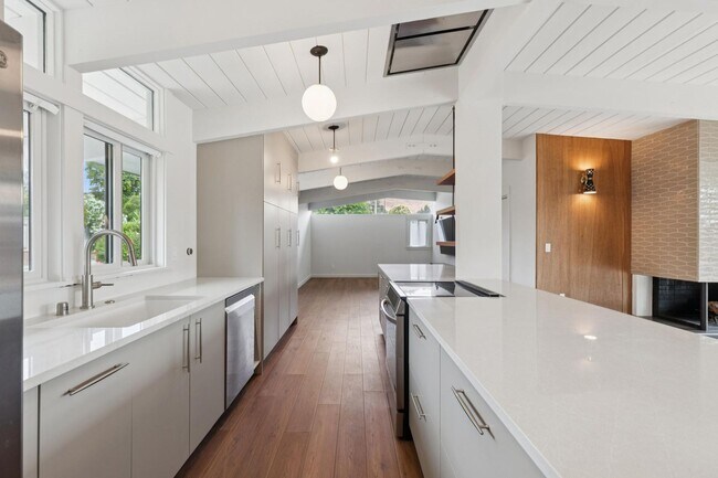 Building Photo - Eichler Mid-Century Home, Newly Renovated