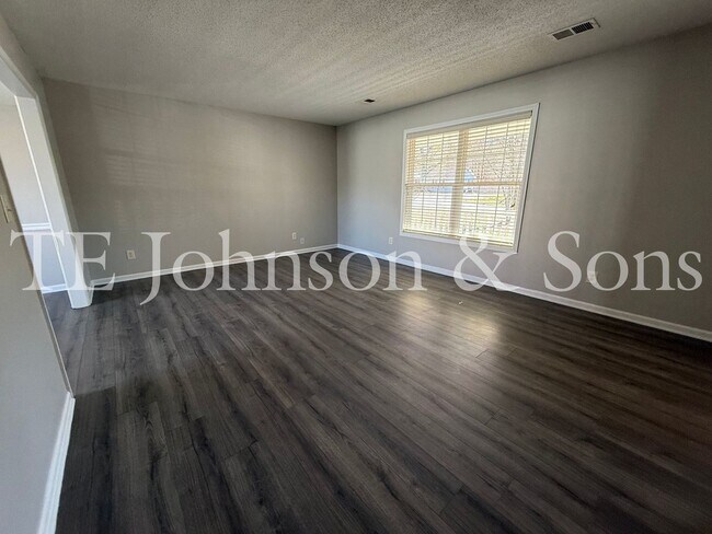 Building Photo - Spacious 4 Bedroom Home with Modern Comfor...