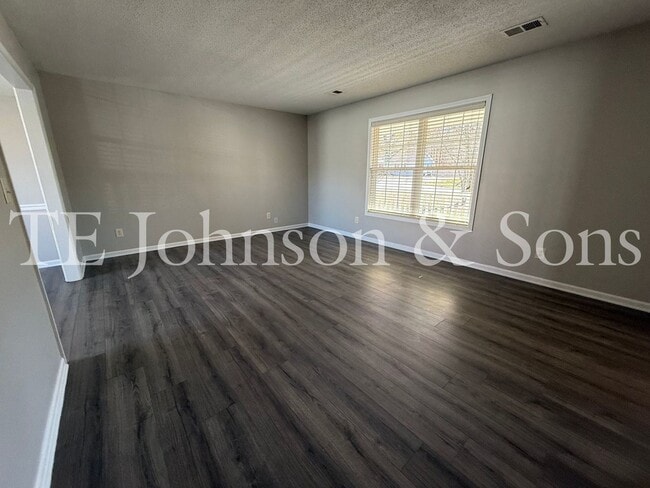 Building Photo - Spacious 4 Bedroom Home with Modern Comforts in Kernersville