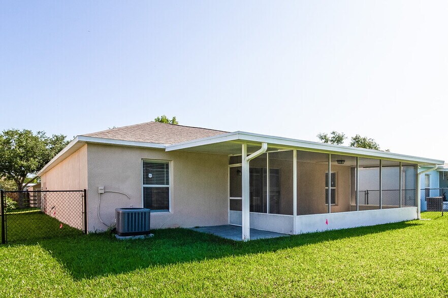 Building Photo - 559 Grand Royal Cir