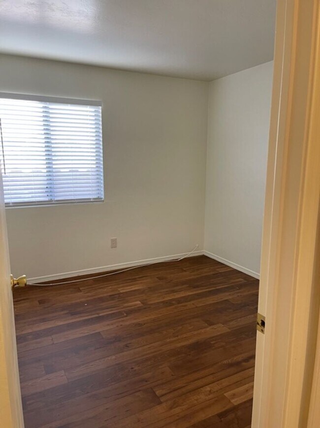 Building Photo - Beautiful 3 bedroom 2 bathroom!