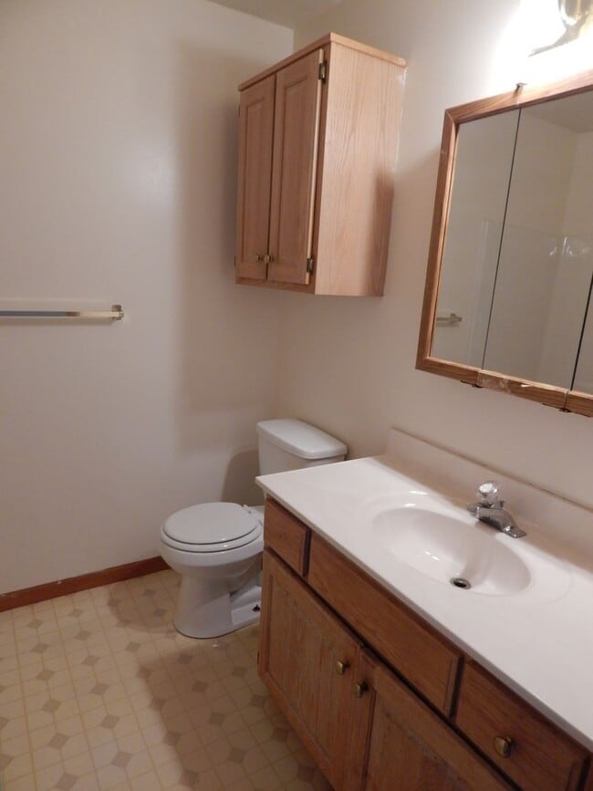 Building Photo - 3 Bed, 2 Bath Duplex