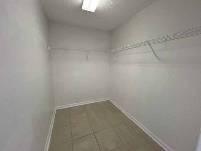 Building Photo - 910 Cypress Way E