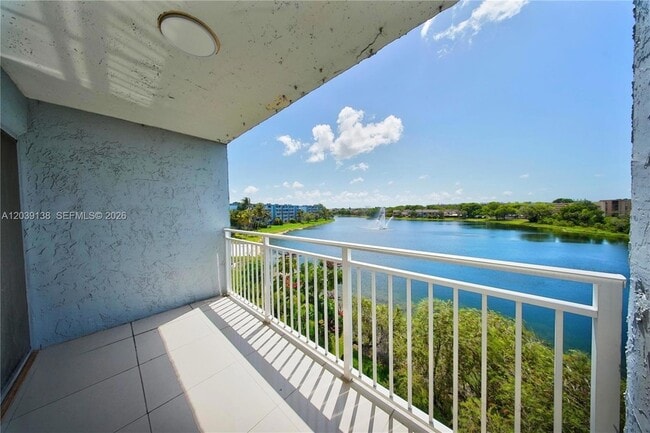 Building Photo - 9351 Fontainebleau Blvd