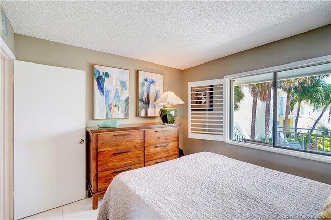 Building Photo - 5564 NE Gulfstream Way