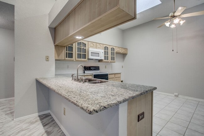Building Photo - 3 Bedroom Duplex - Updated and Bright - Av...
