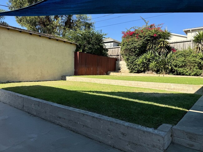 Building Photo - Spacious 4+2 SFR, 3 blocks from LMU, firep...