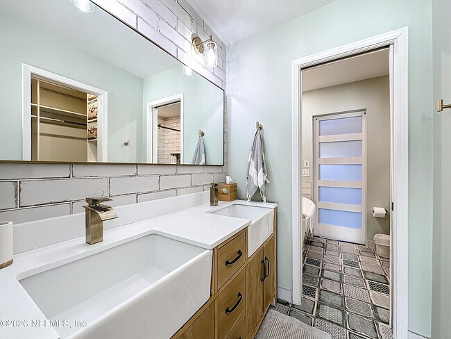 Building Photo - 2009 Seminole Rd