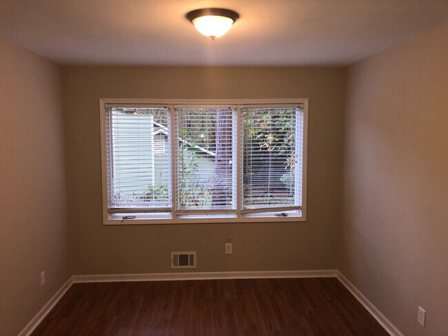 Building Photo - 3/2 Ranch w/ Large 2 Car Garage and Fenced in Backyard on Private Cul-De-Sac!