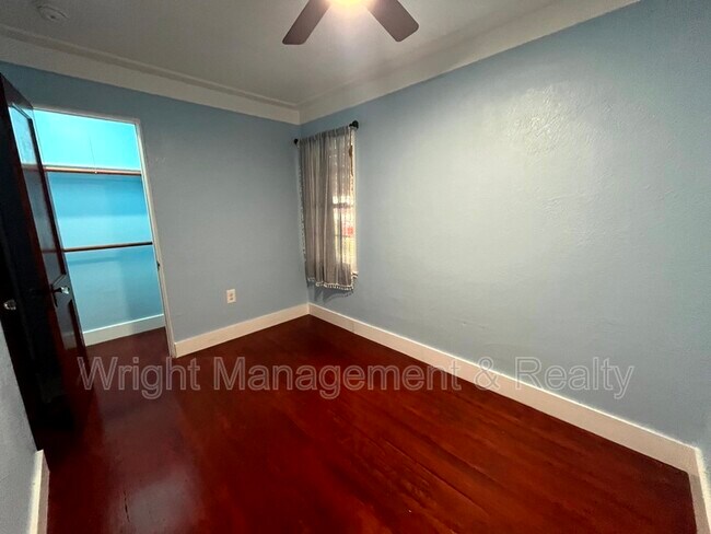 Building Photo - 1215 N Garden Ave