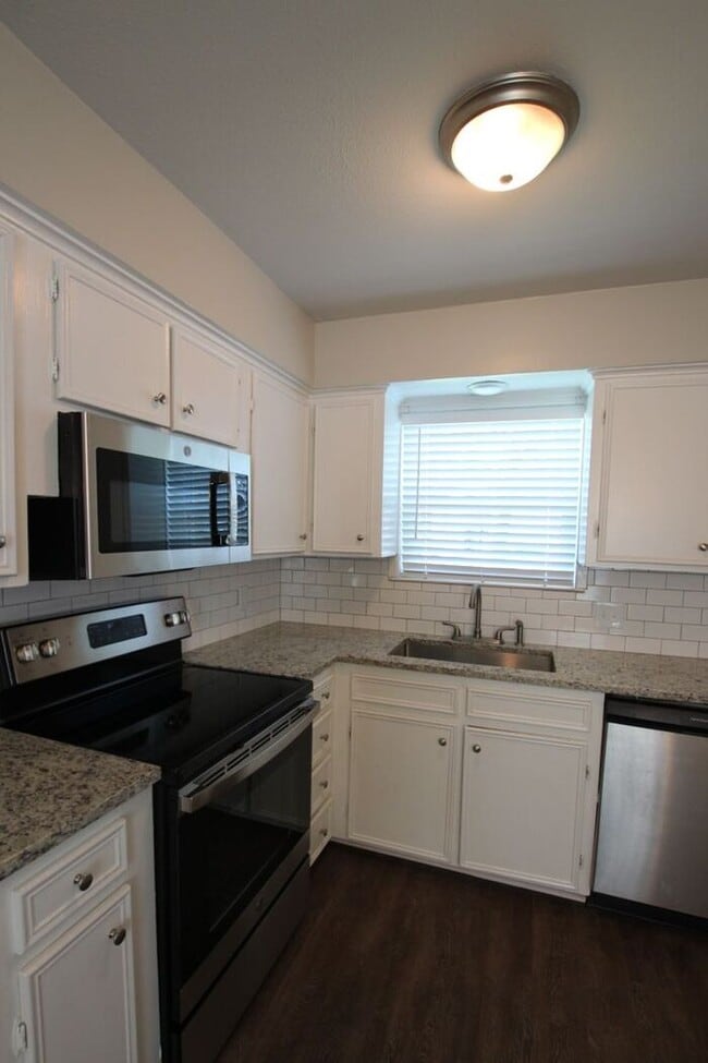 Building Photo - Available Now! Recently remodeled 3/2 in T...