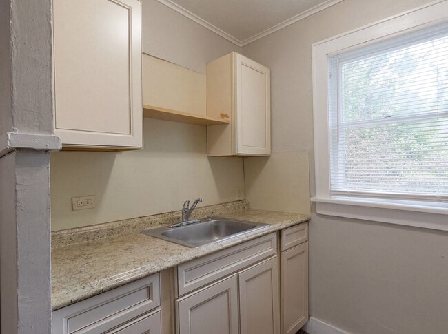 Building Photo - Highland - 1 bed 1 Bath - Apartment