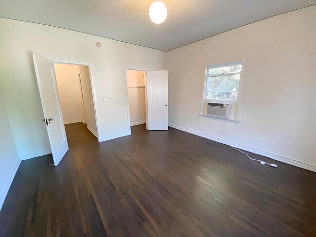 Building Photo - 920 N Hoover St