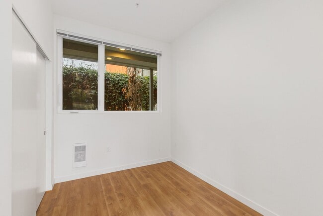 Building Photo - Capitol Hill 1 Bedroom Condo - Ground Leve...