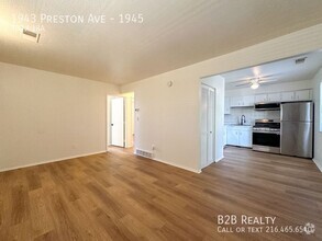 Building Photo - Charming Top-Floor 2-Bedroom Unit with Pri...