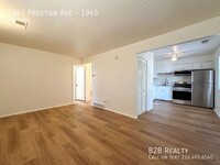 Building Photo - Charming Top-Floor 2-Bedroom Unit with Pri...