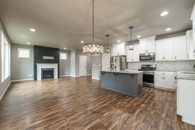 Building Photo - Stunning Salmon Creek Gem for Rent! - 3 Be...