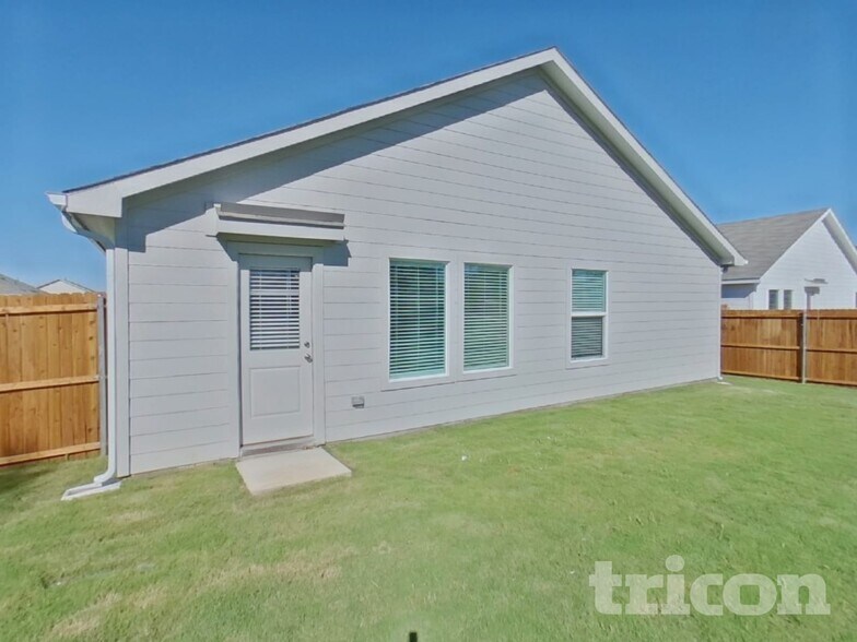 Building Photo - 1613 Parlier St