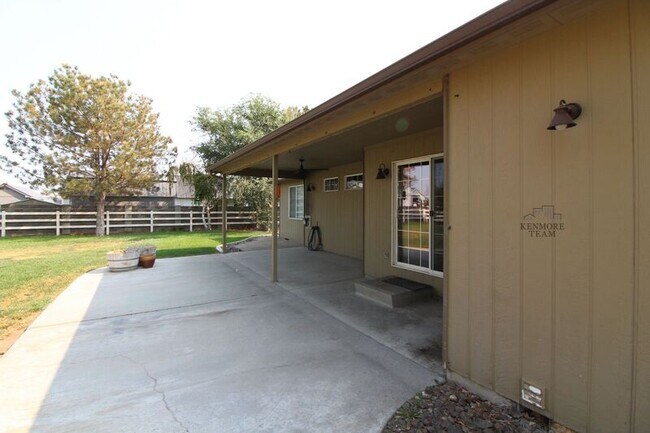 Building Photo - 6050 Oasis St