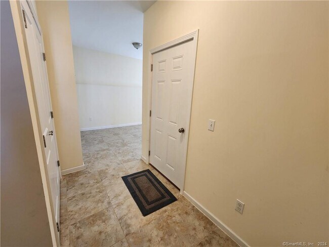 Building Photo - 13 Oak Branch Dr