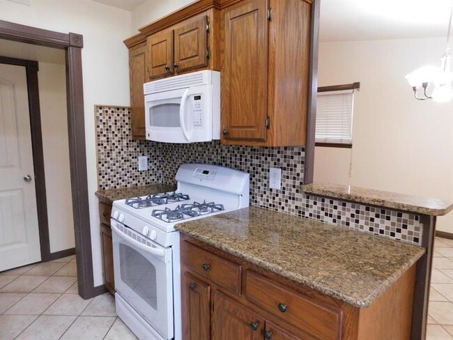Building Photo - 4813 Woodview Dr