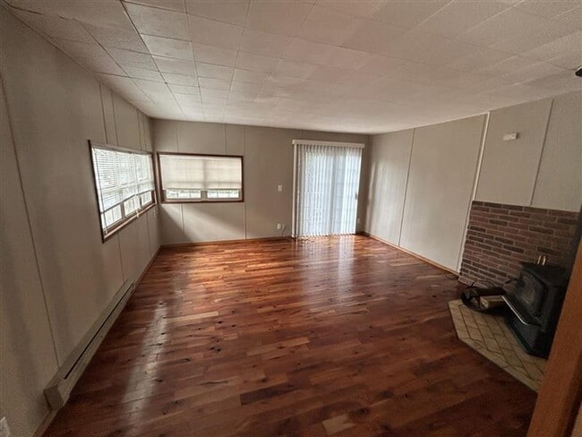 Building Photo - Two Bedroom One Bathroom House for Rent with Large Yard