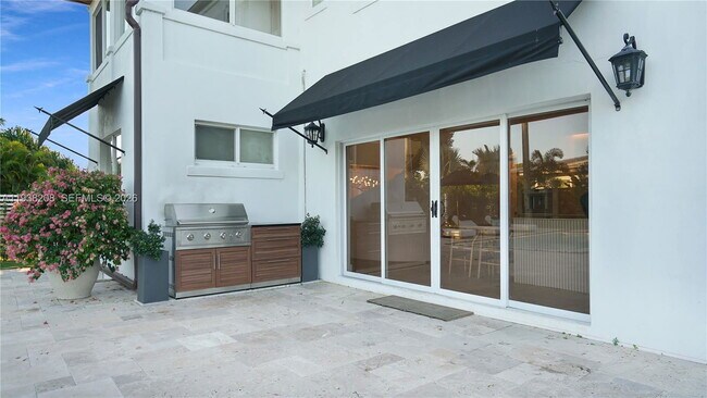 Building Photo - 1201 NE 85th St