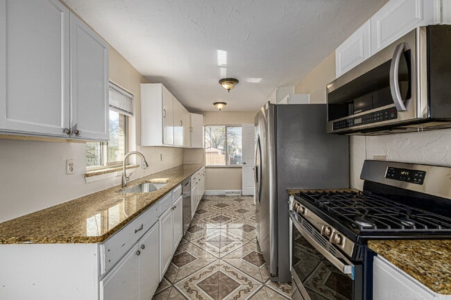 Building Photo - Lovely 5 Bed  / 2 bath in Boston Heights