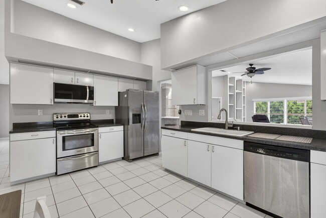 Building Photo - 6064 Beaconwood Rd